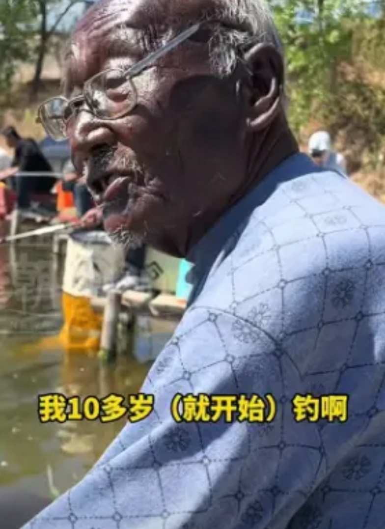 钓了50年，最大的鱼一斤多。74岁大爷从10多岁便开始钓鱼，皮肤晒成了“非洲人”