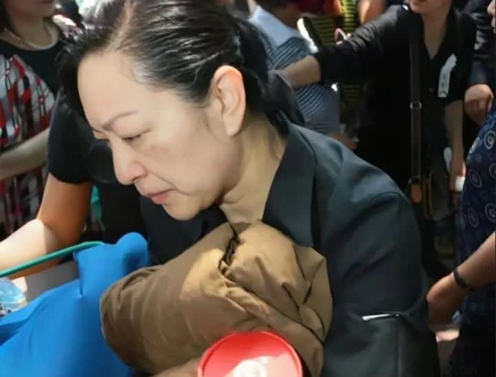 2009年，主持人罗京的葬礼上，妻子刘继红拿着丈夫生前遗物紧紧的拥抱在怀中就像拥