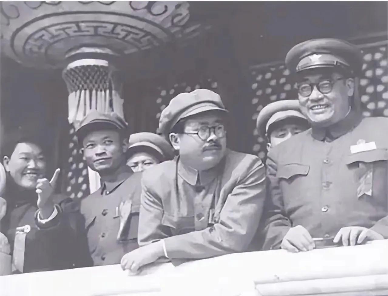 1950年国庆，任弼时登上天安门城楼，这是他与战友珍贵的相聚。前一年开国大典，他