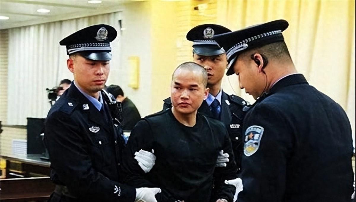 被执行死刑前，张扣扣最后说了一句话
“2019年7月17日早上七点一刻，准备！”