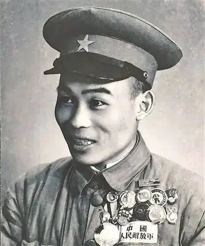 1950年，全国表彰战斗英雄大会结束后，大家一起进餐。全国的兵王和战神们都惊奇的