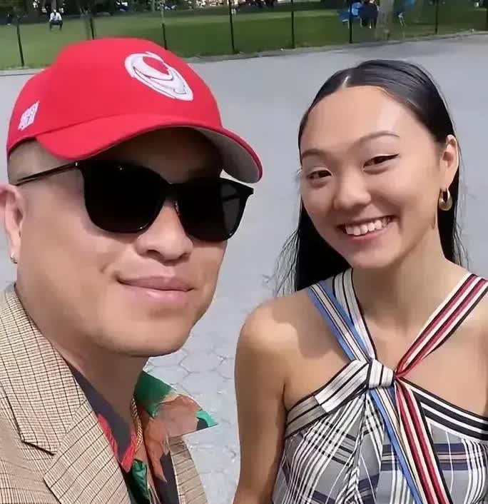 李连杰，想不到啊，他跟利智的大女儿一点也不随他，也不随妻子利智，按理说，李连杰这