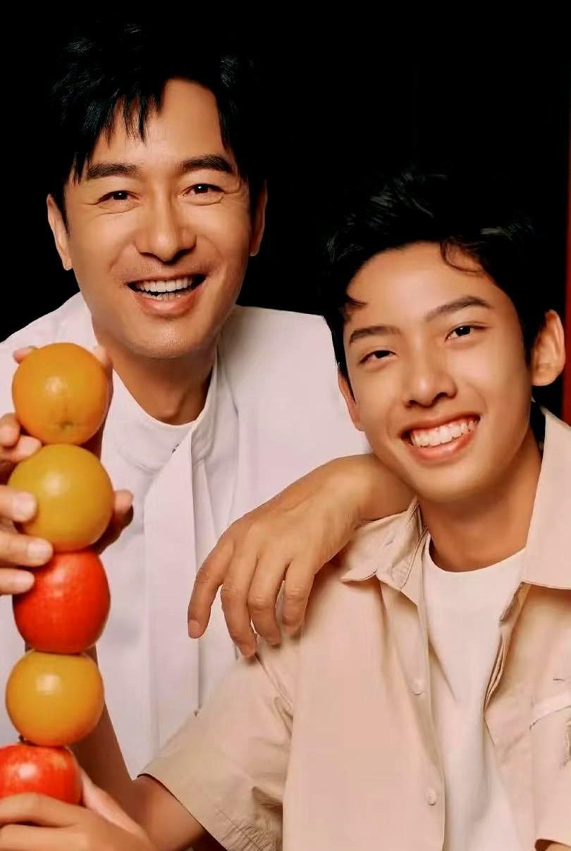 郭晓东晒和儿子拍的杂志大片，还买了热搜，感觉多少也有点想托举孩子进圈的意思。
不