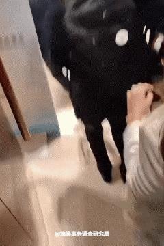想不到她们也会把位置抢成这样！