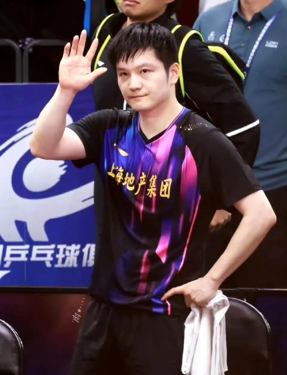 男乒重点球员在乒超联赛第一阶段所取得的成绩如下：
【樊振东】——七场单打全胜
3