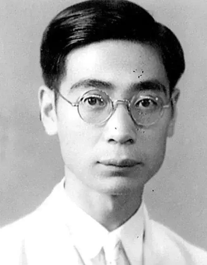 1968年，周总理正在接待外宾，一位秘书匆匆走到他身边，低声低语后，周总理罕见中