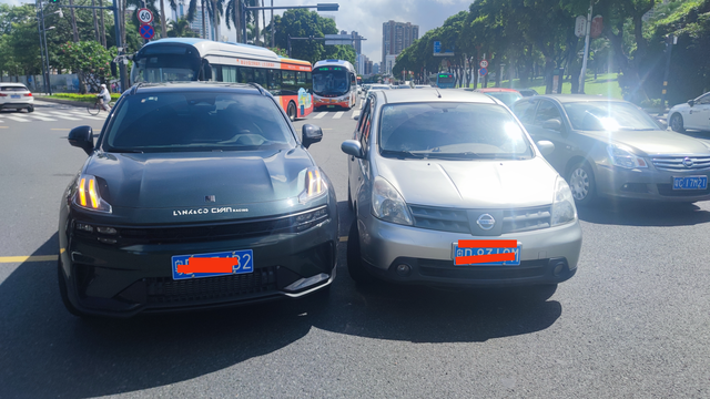 我的06被人碰了
为了赶那个几秒钟，加塞，现在损失的是钱，还有时间！我的06才买