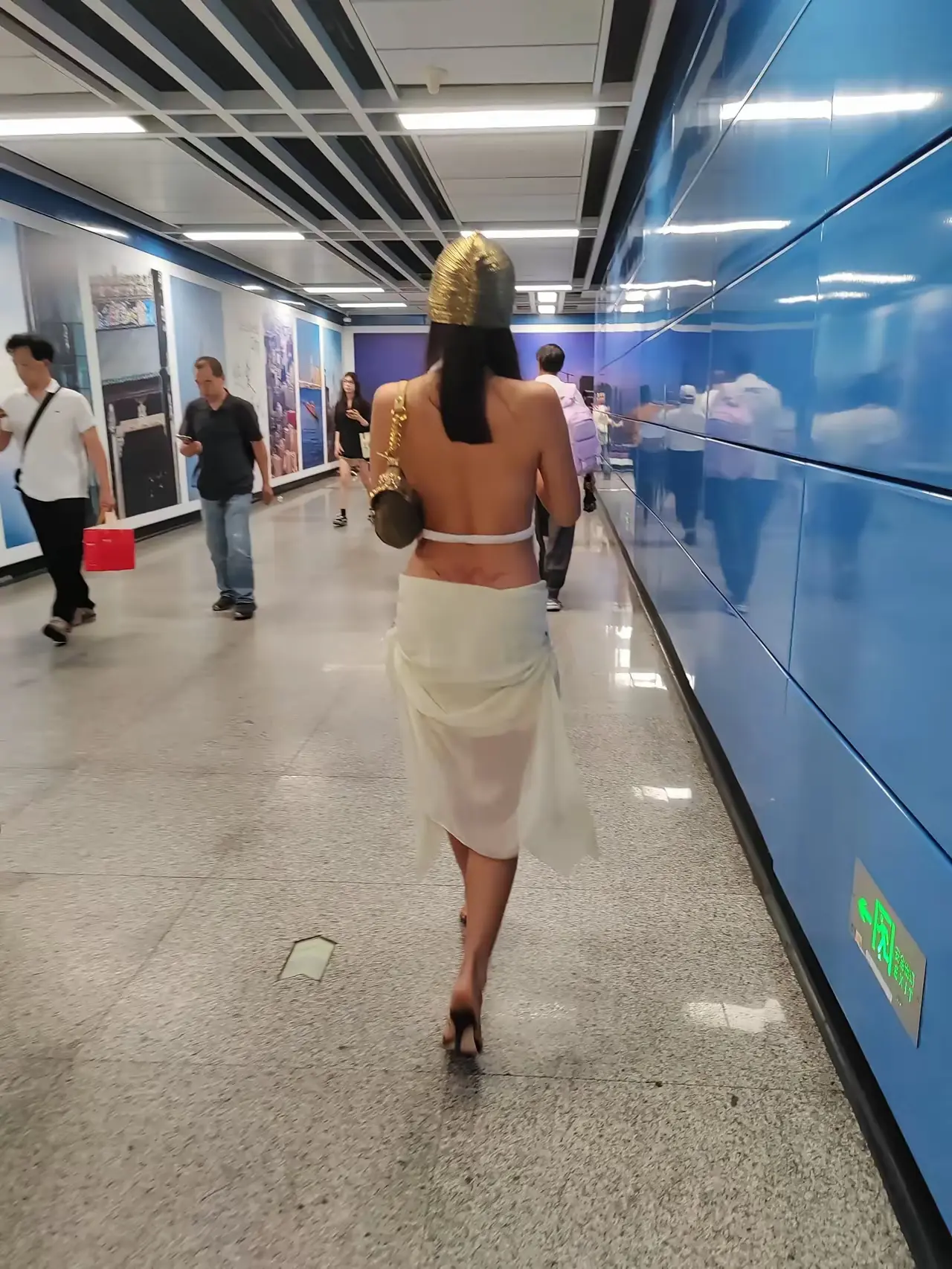 真担心她腰上那块布不小心掉下来