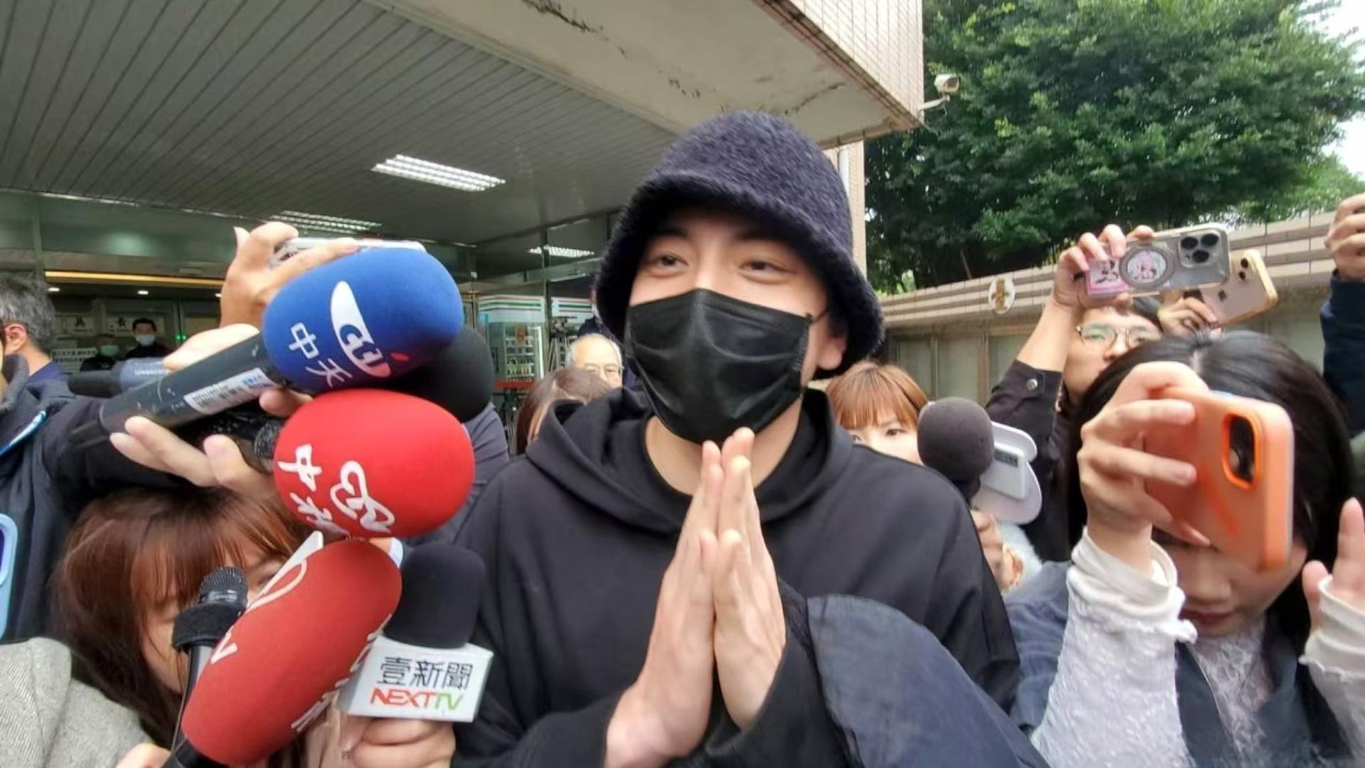 500万交保首现身！王大陆“微笑合十”太魔幻，网友：被你蠢哭了
