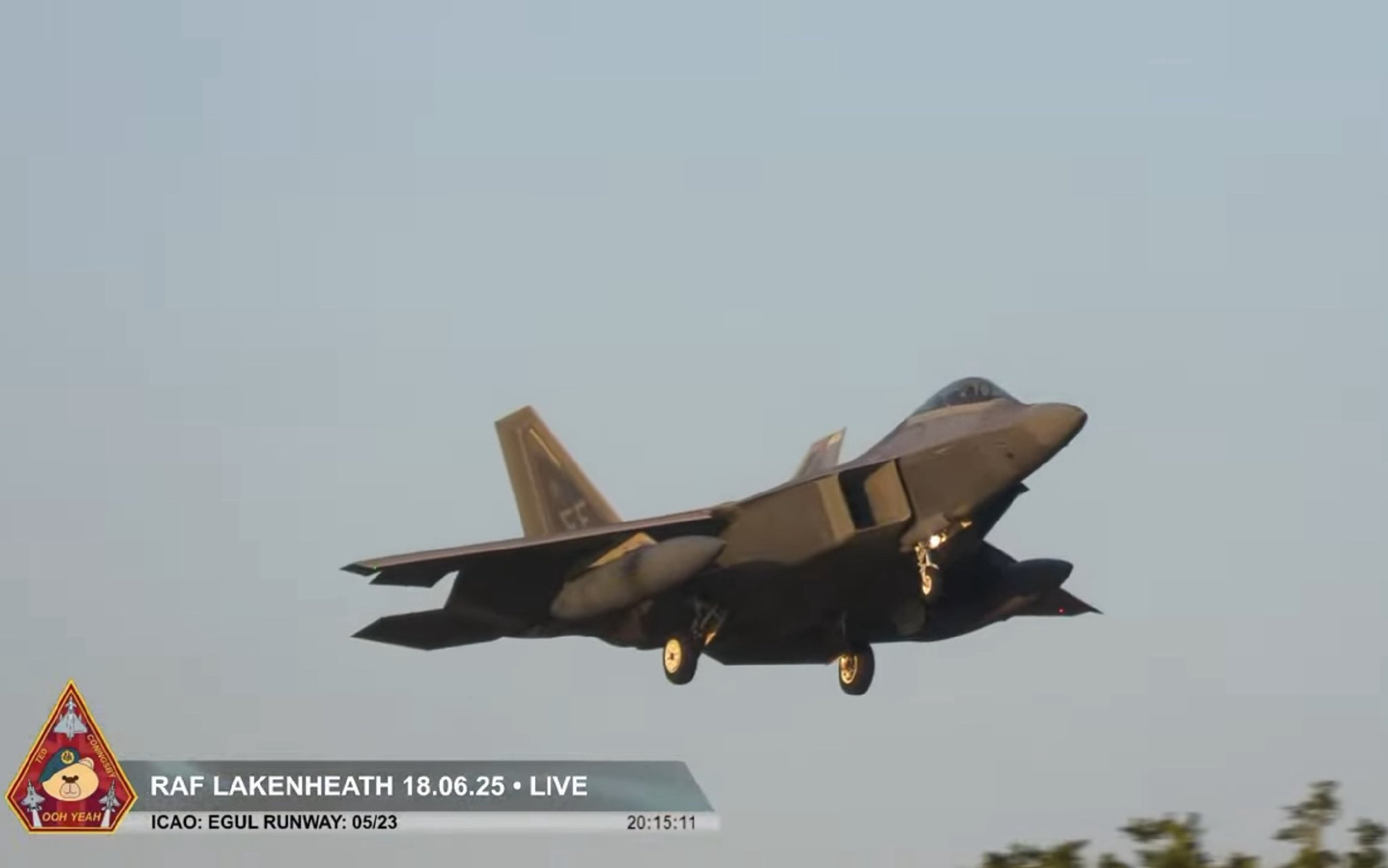 6.18特快专递！F-22来了！
据英国网友直播消息，美国空军F-22战斗机群近
