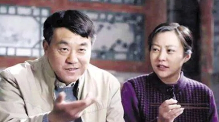 1997年，何冰还在人艺跑龙套，留学回来的女同学请他吃饭，饭桌上，女同学眨巴着大