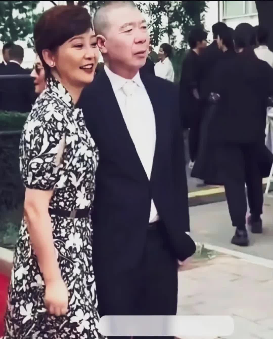 冯小刚徐帆夫妇参加活动！西装革履的冯导搂着徐帆的腰。徐帆魅力，冯导开心，郎才女貌