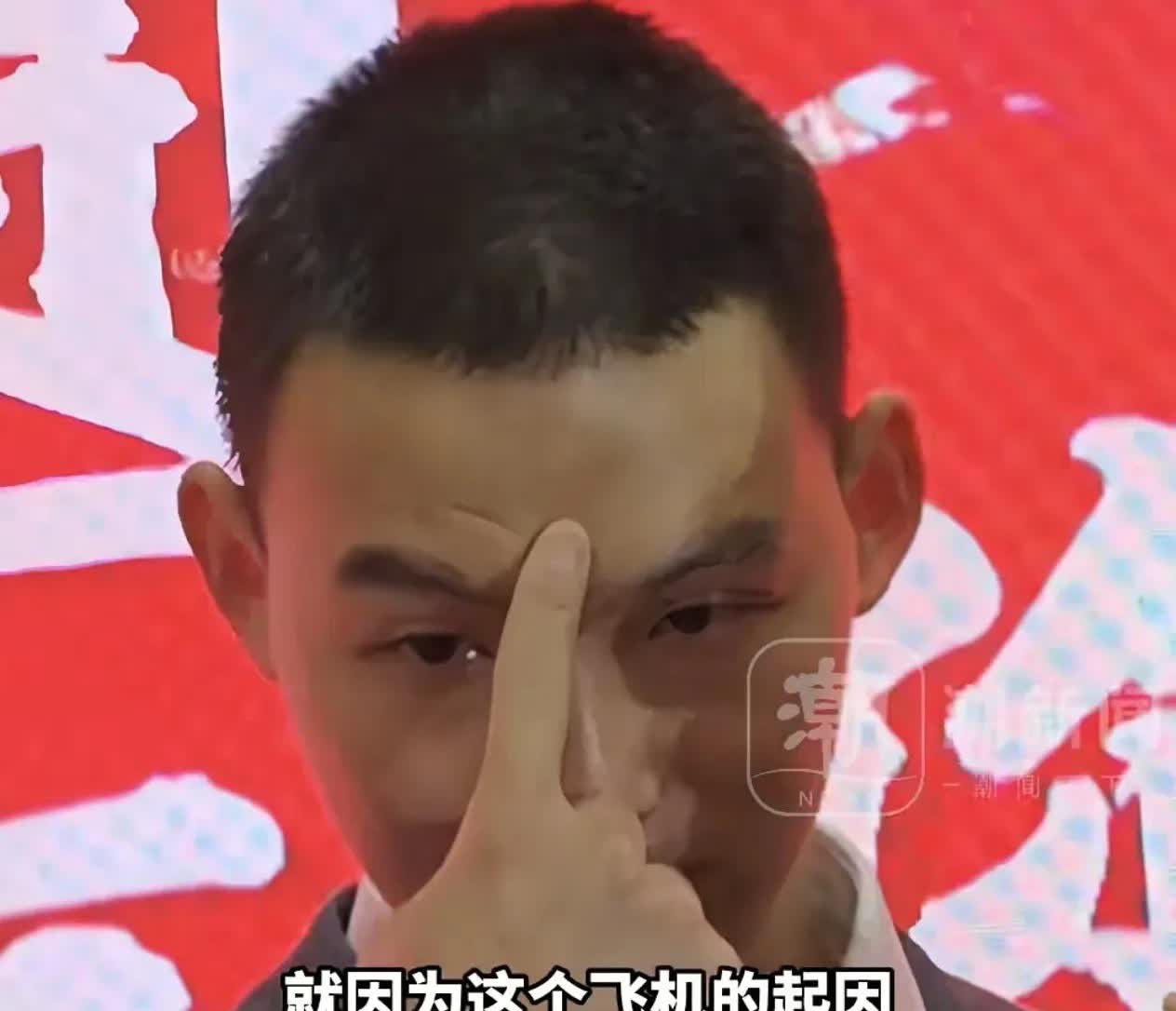 爱是常觉亏欠
谢浩男爸爸在团圆宴上送给儿子一个玩具飞机，因为当年儿子丢失的起因