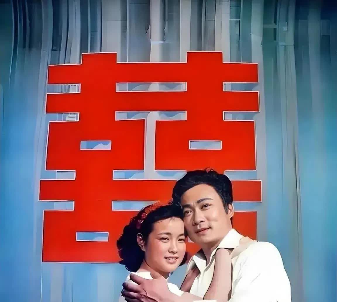 和刘晓庆抱在一起的男士是谁呢？这是哪部剧的剧照呢？     年轻时的刘晓庆眉眼如
