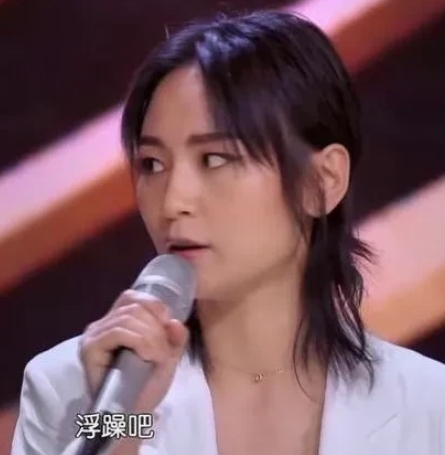 在一次节目上，何炅为了调节气氛，向周笔畅提了一个问题：“你觉得王菲是个怎么样的人