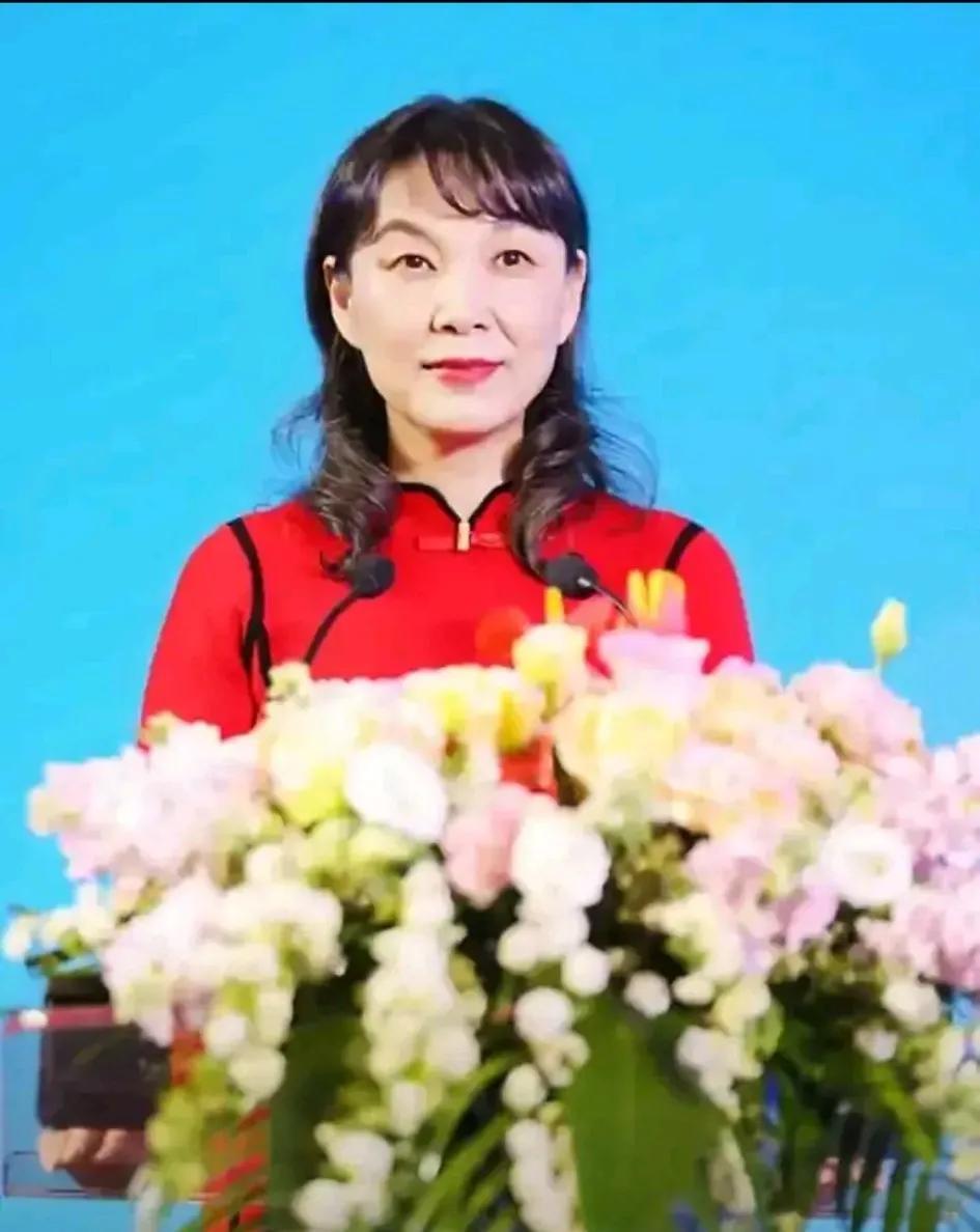 在娃哈哈家族财产的争斗中，从网上汇聚的信息看，非常同情杜建英女士。刚已出道，凭借