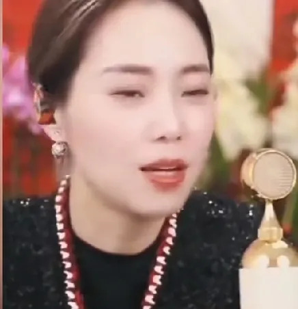 云朵直播间演唱权争议











天呐！云朵居然在直播间为了唱歌的事儿