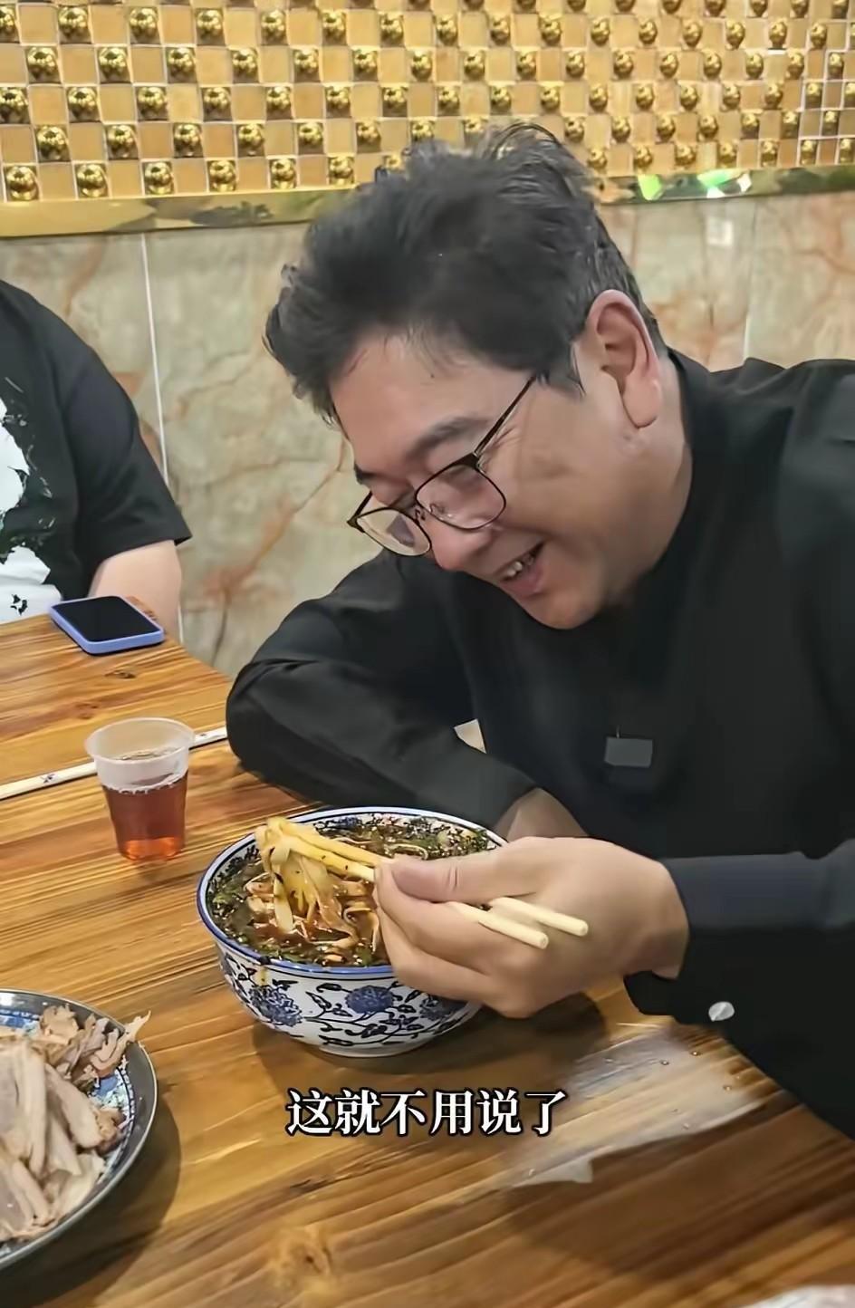 水均益真是有趣，大家都在议论他的国籍时候，他先是回老家带货，在解释国籍，原来他没