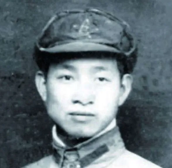 1937年，戴笠派出代号“骷髅”的双面间谍准备刺杀朱老总，杨奇清知道后，对旁边的