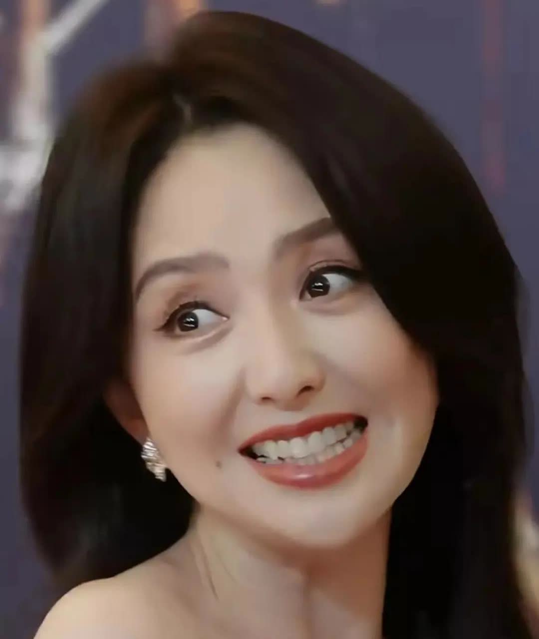 她算史上第一个女208的发腮受益者吗？

年龄大了需要下颌骨支撑一下，不然整