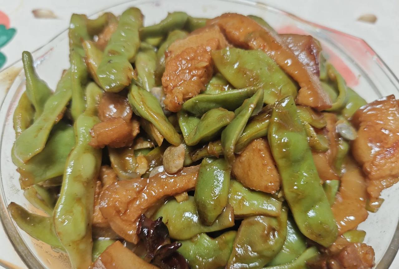 晚上喝了两瓶啤酒，做了两个菜，都媳妇做的。
一个是豆角炖肉，媳妇买了一堆肉，把好
