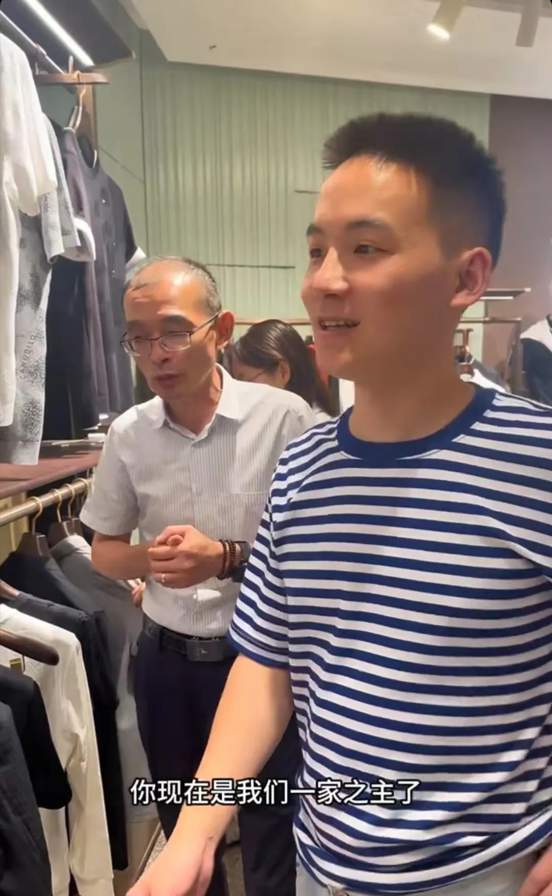 这个父亲节注定不一般，谢浩男荣登老爸送的“一家之主”
父亲节前，老谢和大女儿飞到