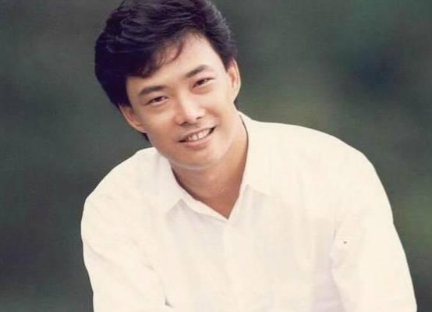 1981 年，费玉清在日本女友家过夜，女友贴心地放好洗澡水。他刚跨进浴缸，女友探