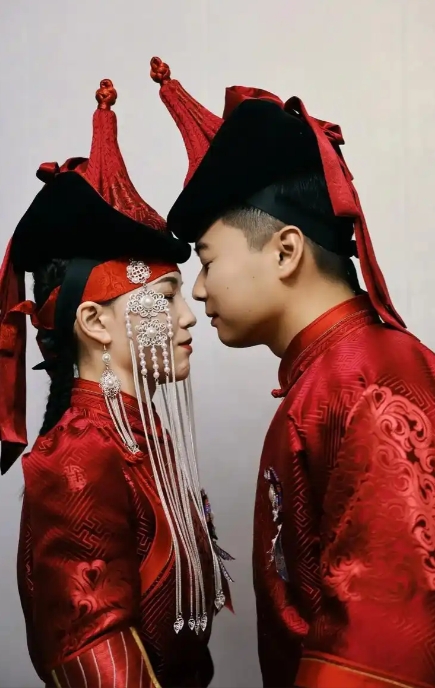 云南深山藏着一个少有人知的民族，而她们的少女在出嫁前，要接受一种让外人恐惧的传统