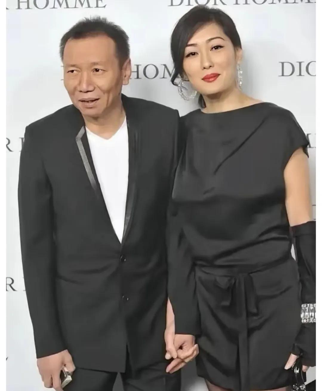 孟广美和老公十指紧扣，真的是嫁给了爱情。