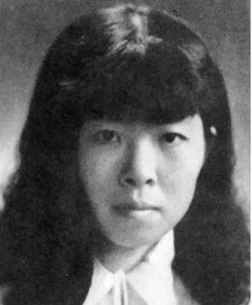1932年，萧红被未婚夫抛弃，她挺着几个月大的肚子，被旅馆老板扣押在阁楼。老板对