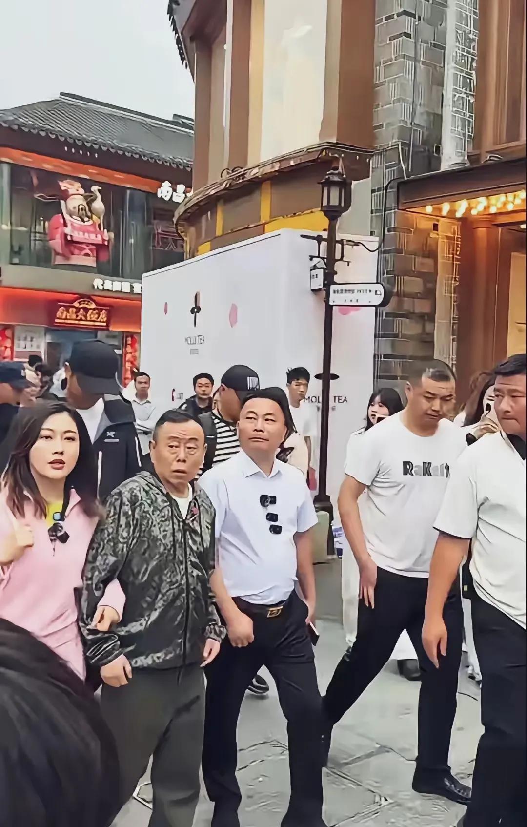 现在潘长江老师经常带女儿潘阳出席各种活动，潘长江老师身体素质还是非常好的，虽然身