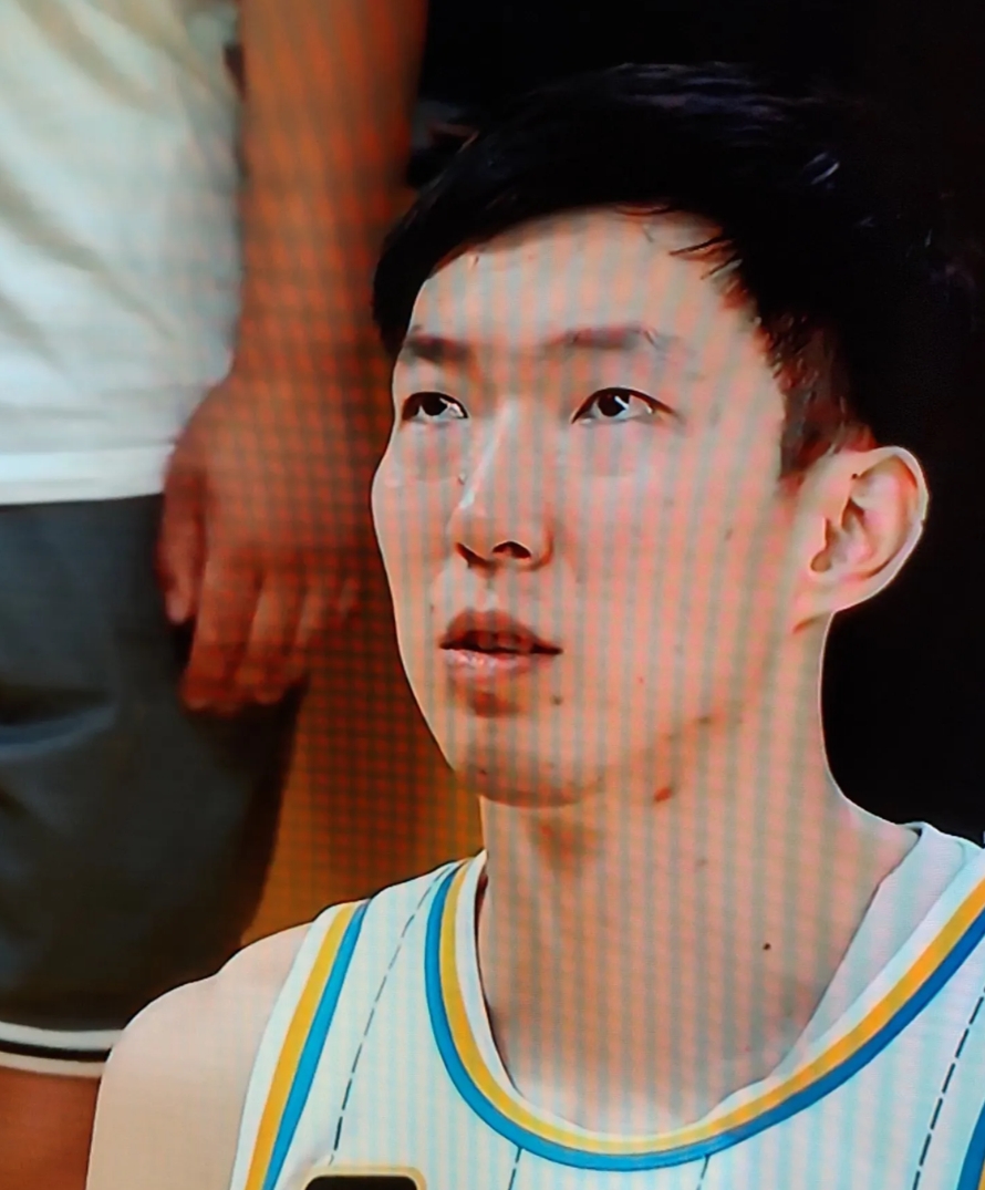 昨晚CBA赛场上周琦和王博的对话被镜头捕捉到后，瞬间成为篮球圈热议话题。原来在激