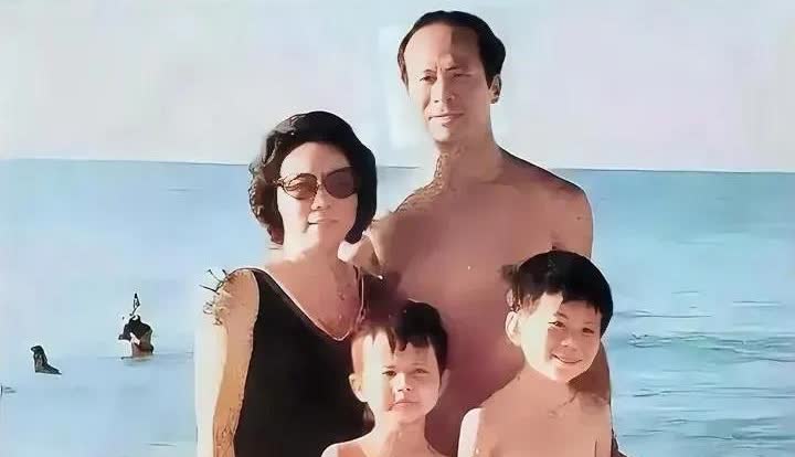 有个问题，我百思不得其解，

为啥李嘉诚娶了自己的亲表妹，

生出来的两