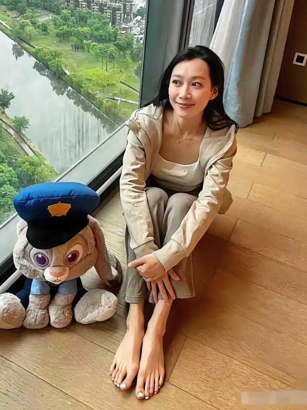 赵婧祎，165cm，这脚也太大了吧