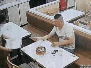笑喷了！一男子去餐馆吃饭，一笼包子吃的津津有味，服务员又端上一碗汤给男子，万万没