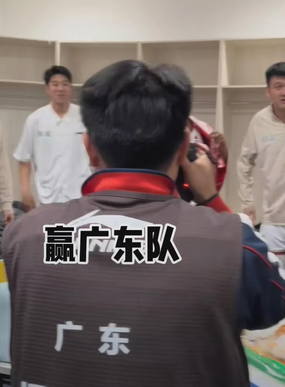 曾繁日对杜峰是否仍存芥蒂？同曦战胜广东队挺进季后赛后，曾繁日在此前熟悉的广东队更