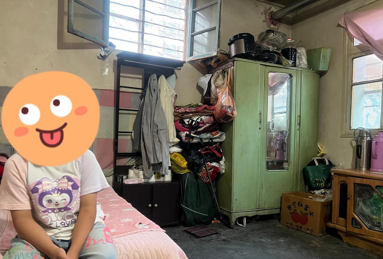 昨晚去了帮扶对象家，是一间租住的房屋。进了屋子，因连日下雨，屋内潮湿闷热，混杂着