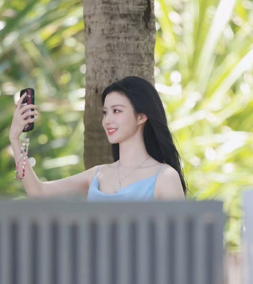 王楚然姐姐这身蓝色裙子真是清爽又迷人！她那白皙无瑕的肌肤与蓝色相得益彰，头上的花