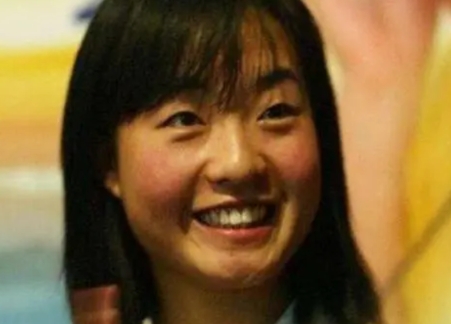 1999年，张艺谋捧红了农村女孩魏敏芝。拍完戏后，魏敏芝想进演艺圈，张艺谋却不同