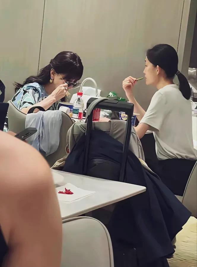 没想到女神的生活这么接地气，赵雅芝机场吃泡面，吸管吸矿泉水，吃完了连忙补妆。72