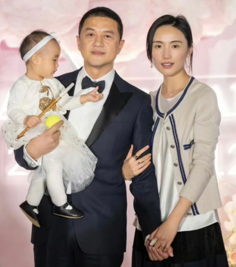 李亚鹏和第二任老婆离婚了？

李亚鹏之前就多次被传欠债，最近又有消息称他持股的丽