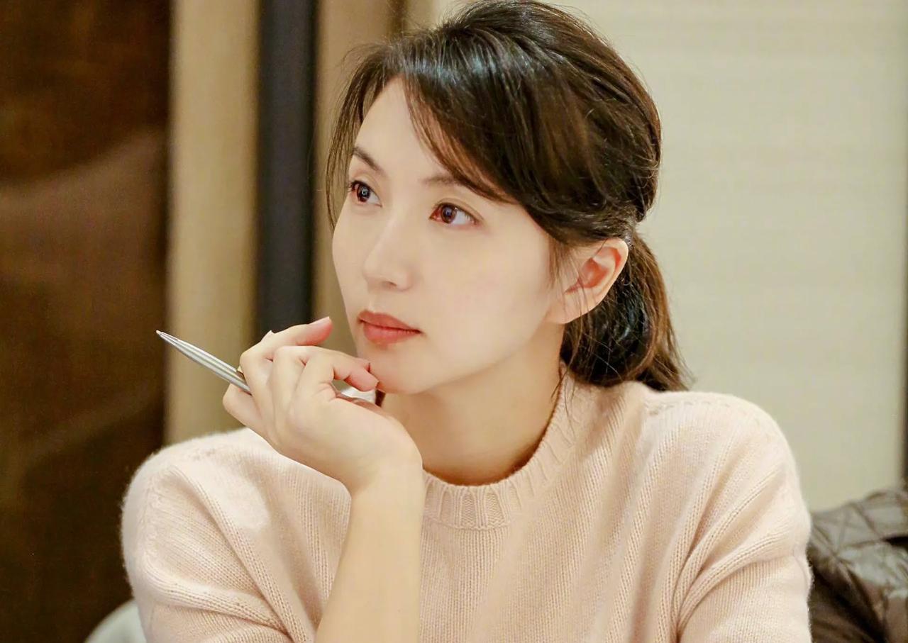 闲来无事查了查，原来“万人迷”陈好真的是“天选女主”。
人们通常会有这样的偏见，