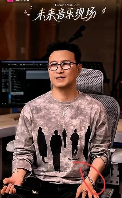 汪峰上热搜了
不是感情问题
也不是推出新歌而是
在抖音开直播现场连线粉丝

