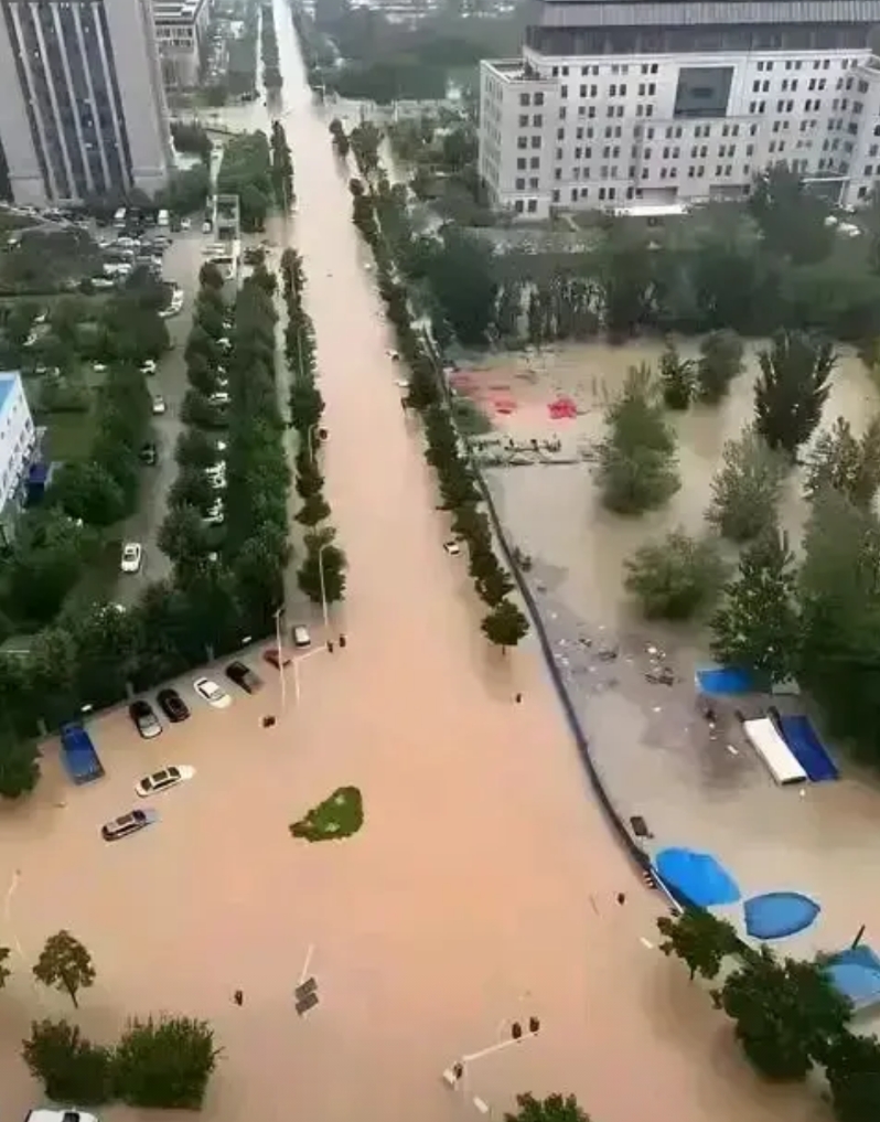 郑州已经遭遇过两次较大型的水灾了，咱们也来随便聊聊吧。

首先，郑州存在一个天然