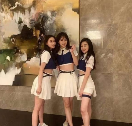 姚安娜在娱乐圈富二代里算是好看的了吧。最主要在她入圈后，娱乐圈内都没什么人好意思