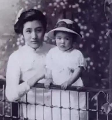 1925年，董竹君已经连生4个女儿，为圆丈夫儿子梦，冒着风险怀第5胎。她肚大肥圆