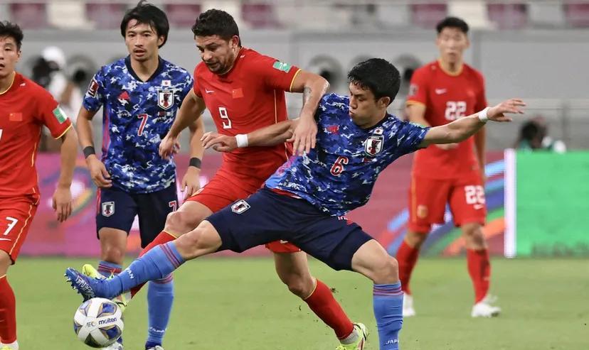 面对中国足球的不堪状况，很多球迷都有“为什么114亿人就选不出11个踢球的？”就
