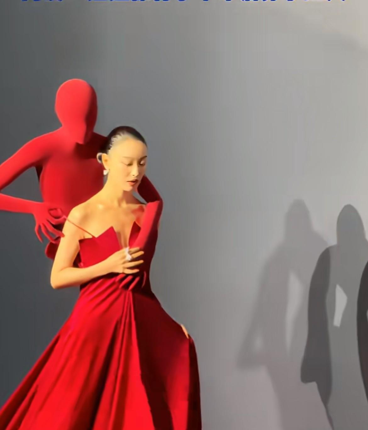 演员倪妮走红毯，一出镜吓人一跳！她身后有个小红人的影子，在仔细一看是她背着一个假