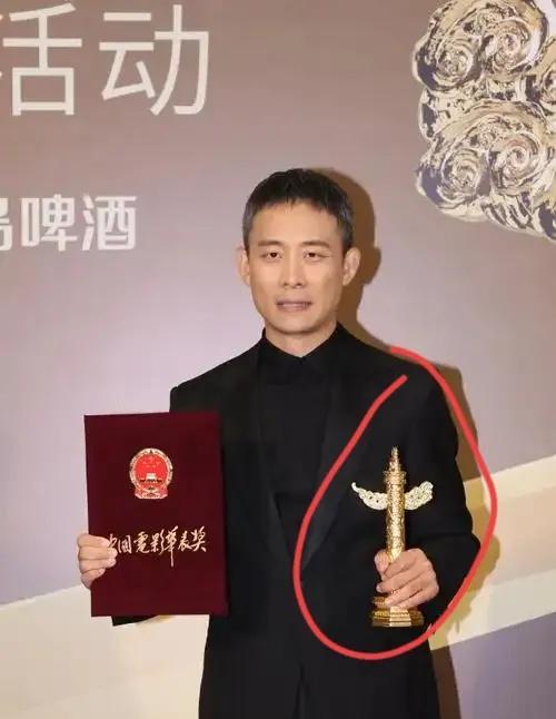现在最烦恼的人应该是张译了吧？
他烦恼的不是奖杯没地方放，
也不是接不到新戏，而