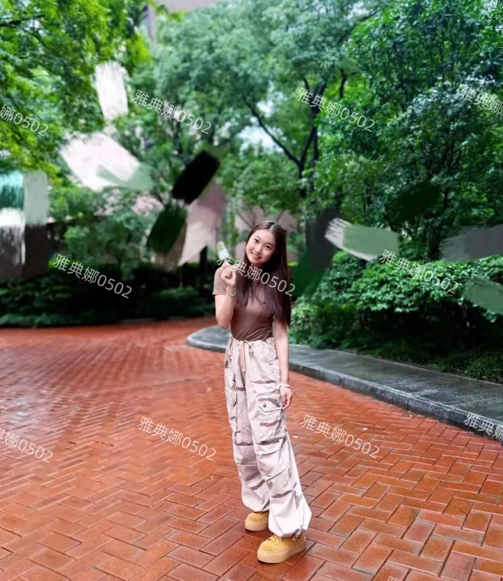 马伊琍的女儿晒自拍照，她长得既像爸又像妈，落落大方不是网红脸